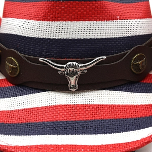 Dettaglio macro della trama intrecciata con fascia in pelle e teschio di toro argentato sul cappello