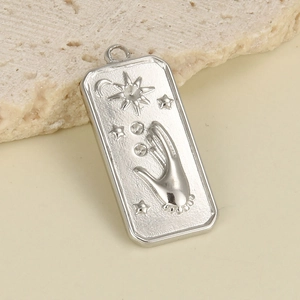 Détail du pendentif rectangulaire en acier inoxydable 304 avec soleil et lune
