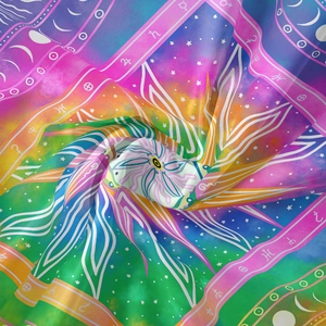 Nahaufnahme von seidigem Stoff mit regenbogenfarbenem Astrologie-Muster-Druck