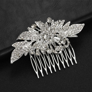 Dettaglio di un pettine da sposa argento con strass in motivi di fiori e foglie eleganti