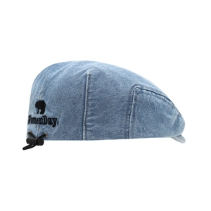 Berretto in denim azzurro per bambini con ricamo a orso e cinturino regolabile