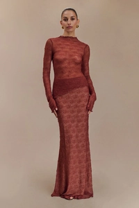 Détail de la robe en dentelle marron rouge avec texture crochet délicate et maille