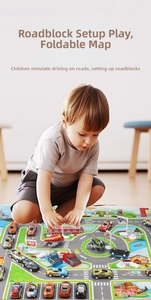Peuter speelt met een educatieve stadsverkeer-speelmat en diverse speelgoedauto's