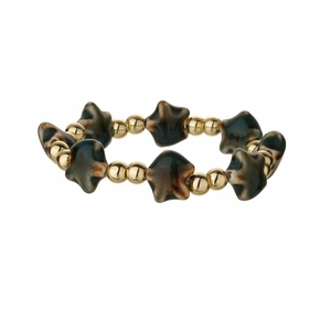 Bracelet d'étoiles en céramique marbrée colorée avec perles dorées sur un fond blanc pur