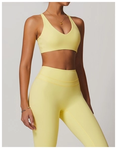 Détail du soutien-gorge de yoga jaune brossé et legging montrant la qualité du tissu mat