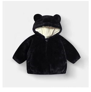 Détails de la fourrure synthétique noire et des oreilles d'ours sur la veste à capuche
