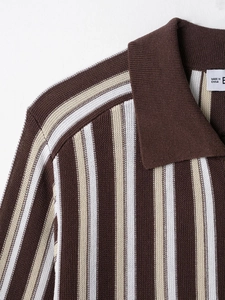 Detailansicht des gestrickten Polokragens und der vertikal gestreiften Textur in Braun und Beige