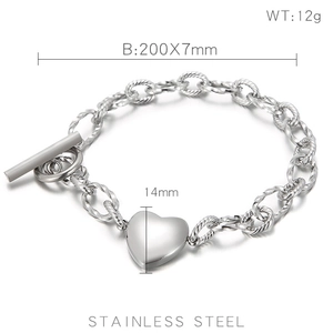 Vue macro du bracelet avec pendentif cœur en acier inoxydable et placage argent 18k