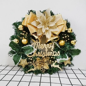 Couronne de Noël avec aiguilles vertes, cloches dorées, cerfs et Merry Christmas
