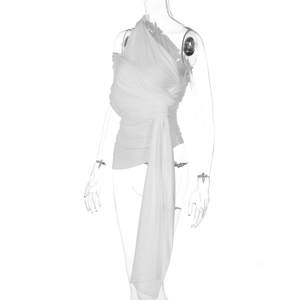 Vue détaillée du haut blanc asymétrique avec drapés élégants et texture de tissu