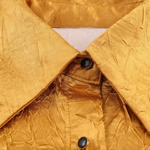 Gouden satijnen overhemdjurk met geplooide stof en zwarte knopen met gouden rand