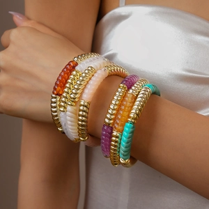 Bracelet empilable en perles acryliques avec charmes géométriques et accents dorés