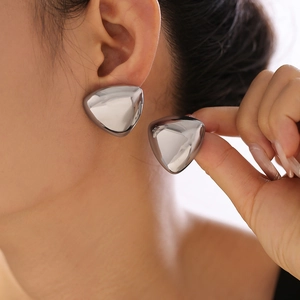 Boucles d'oreilles triangles minimalistes en acier inoxydable poli pour femme
