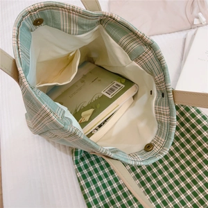 Détail de la poche interne et du fermoir magnétique du sac cabas à carreaux verts et blancs