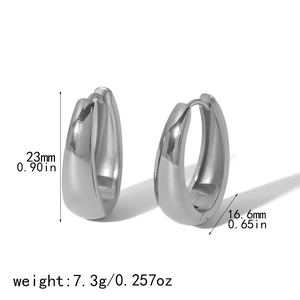 U-shaped geometric earrings with 23mm height, 16.6mm width, and 7.3g weight measurement