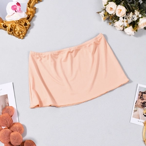 Gros plan sur la robe tube tie-dye rose orange élastique avec décor floral