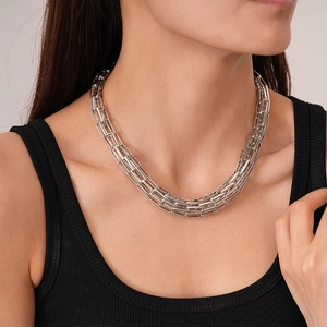 Collana multistrato color argento con catene a maglie geometriche intrecciate