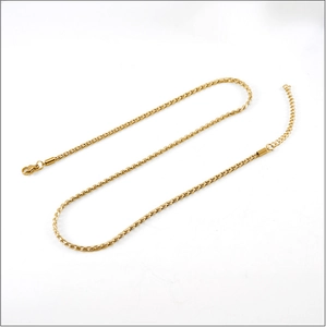 Detail of 18K gold-plated stainless steel chain with lobster clasp and extender link