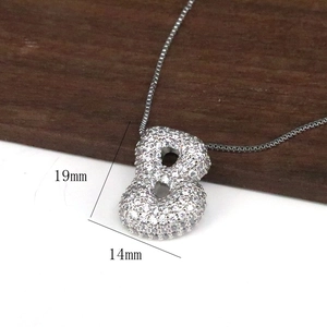 Funkelnde silberne Zahl 8 Halskette mit Mikro-Pavé-Zirkonia und schicker Schlangenkette