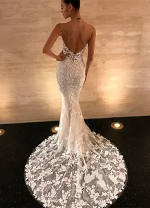 Rückansicht mit langer Spitzenschleppe und offenem Rücken der Meerjungfrau Brautkleid