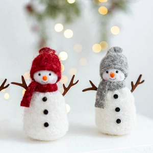 Figurines de bonhomme de neige en feutre de laine avec bonnets tricotés pour sapin de Noël