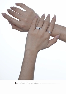 Détail de bagues en argent S925 avec texture froissée et zircons noirs et transparents