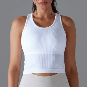 Gros plan sur la texture en maille côtelée blanche d'un débardeur de yoga court et ajusté