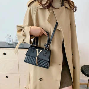 Fashionable black quilted small square handbag with gold V-metal and tassel charm