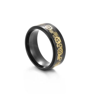Vue macro détaillée de la bague 8mm en carbone noir avec motif d'engrenage mécanique doré