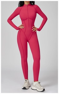Dettaglio tuta sportiva fucsia a maniche lunghe con mezza zip e cuciture sagomate