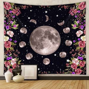 Détail de tapisserie phases de lune avec bordures florales sur un décor intérieur épuré
