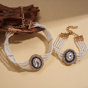 Luxuriöses mehrlagiges Perlen-Halsketten- und Armband-Set mit ovalen Strasssteinen-Detail