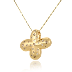 Detail of 18k gold plated clover pendant with zircon inlay and golden box chain