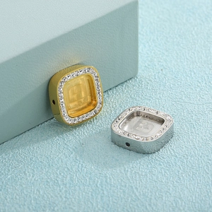 Pendentifs carrés en acier titane doré et argenté avec zircons et serti pavé