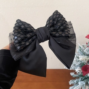 Detaillierte Nahaufnahme einer eleganten schwarzen Schleife mit glitzerndem Rautenmuster