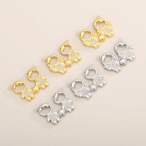 Vue détaillée de pendentifs couple en or et argent avec cristaux incrustés