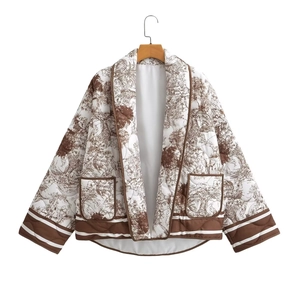 Détail de la veste matelassée Toile de Jouy avec bordures rayées et poches plaquées