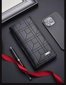 Portefeuille long homme en cuir noir avec motif géométrique et emplacements pour cartes.