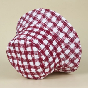 Gros plan du tissu vichy rouge et blanc sur un chapeau bob en coton tendance