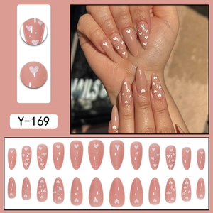 Minimalistische nudefarbene Kunstnägel mit weißem Herzmuster, Modell Y-169 Set