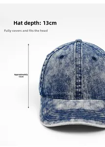 Dettaglio del cappello da baseball in denim lavato con profondità di 13cm e texture