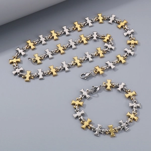 Vue détaillée de l'ensemble collier et bracelet en acier titane avec maillons en croix