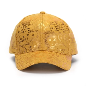 Détail d'une casquette jaune avec motifs graffiti dorés métallisés et écritures love
