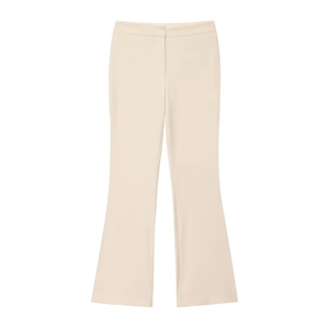 Vue à plat du pantalon évasé crème montrant la coupe élégante et la silhouette raffinée