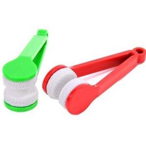 Portable eyeglass cleaning clips with microfiber pads in red and green colors