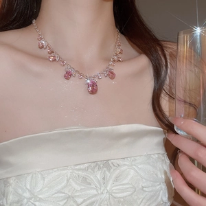Gros plan du collier fleur en zircon rose élégant sur mannequin avec éclat scintillant