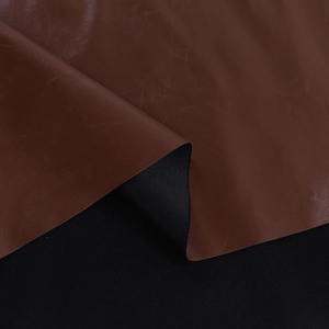 Dettaglio del tessuto in ecopelle bicolore marrone e nero con texture morbida