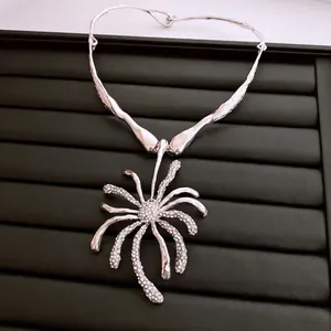 Collier à pendentif fleur rétro avec strass blancs et design en métal argenté chic