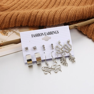 Parure de boucles d'oreilles argentées avec motifs de serpent et strass brillants