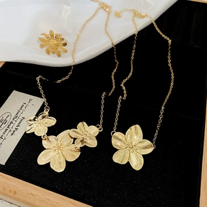Vintage Floral Pendant Necklace Gold Plated Alloy Brushed Flower Clavicle Chain Elegant Jewelry For Women